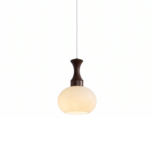 Hanglamp van hout en glas met ronde kap in een stijlvol interieur