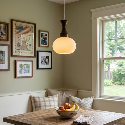 Hanglamp hout en glas in een lichte woonkamer