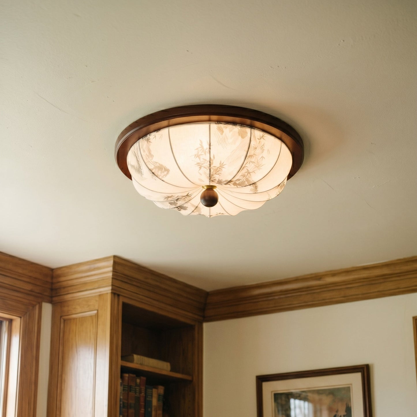 moderne plafondlamp met stoffen kap en houtlook detail in lichte ruimte