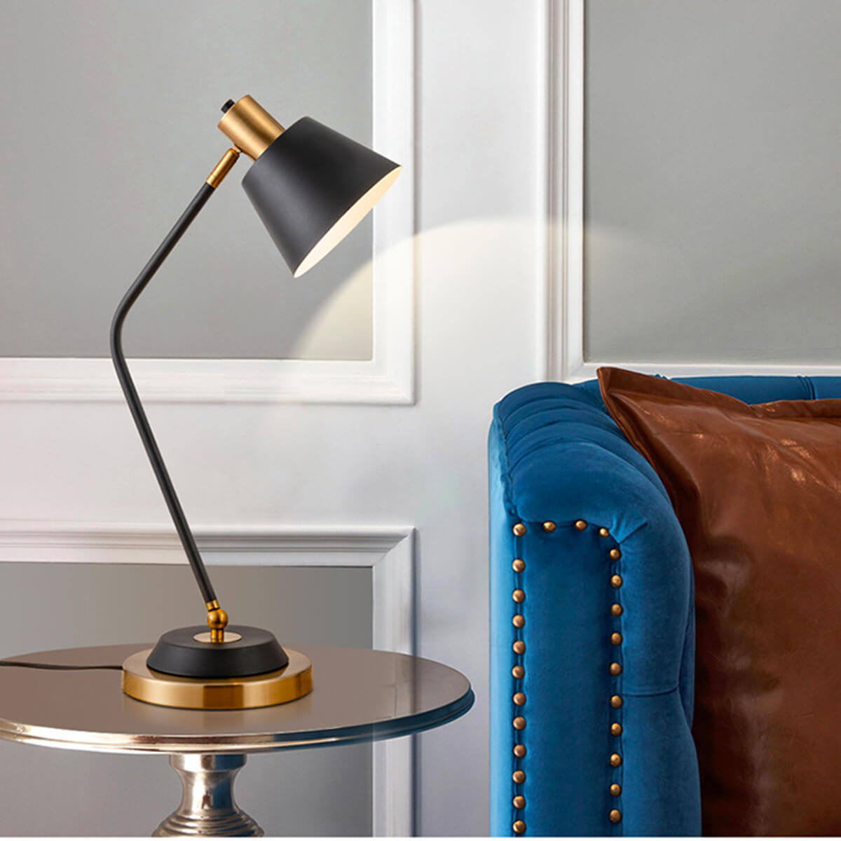 moderne wandlamp van ijzer aan de muur in strak ontwerp