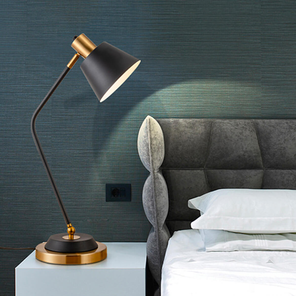 zijaanzicht van een moderne ijzeren wandlamp voor binnen