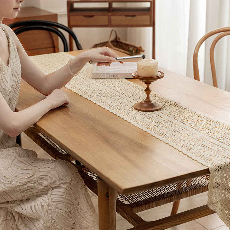 Tafelloper uitgestrekt over een tafel met zichtbaar haakpatroon