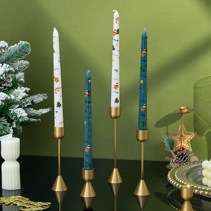 Decoratieve kerstkaarsen van was als feestelijke woondecoratie