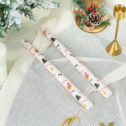 Decoratieve kerstkaarsen van was voor een gezellige kersttafel
