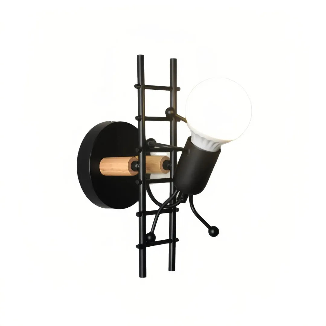 Detail van het figuurtje op de metalen ladder van de wandlamp