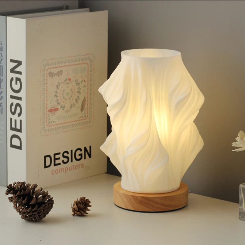 LED tafellamp met modern golfdesign op een neutrale achtergrond