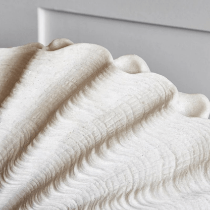Warmwit schelpen nachtlampje als woondecoratie in een interieur