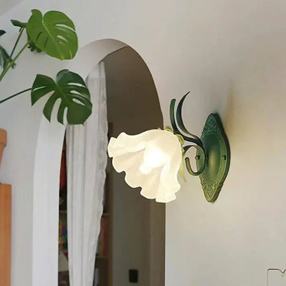 Elegante Lelietjes-van-Dalen Wandlamp voor een Sfeervolle Bloemenlook