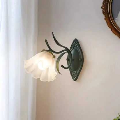 Elegante Lelietjes-van-Dalen Wandlamp voor een Sfeervolle Bloemenlook