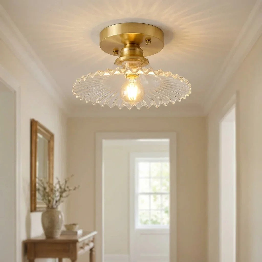 plafondlamp met geribbelde glazen kap aan het plafond