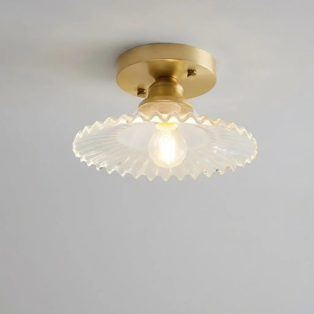 detail van de geribbelde glazen kap van de plafondlamp