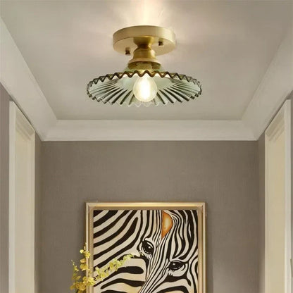 Plafondlamp met ronde glazen kap aan het plafond bevestigd