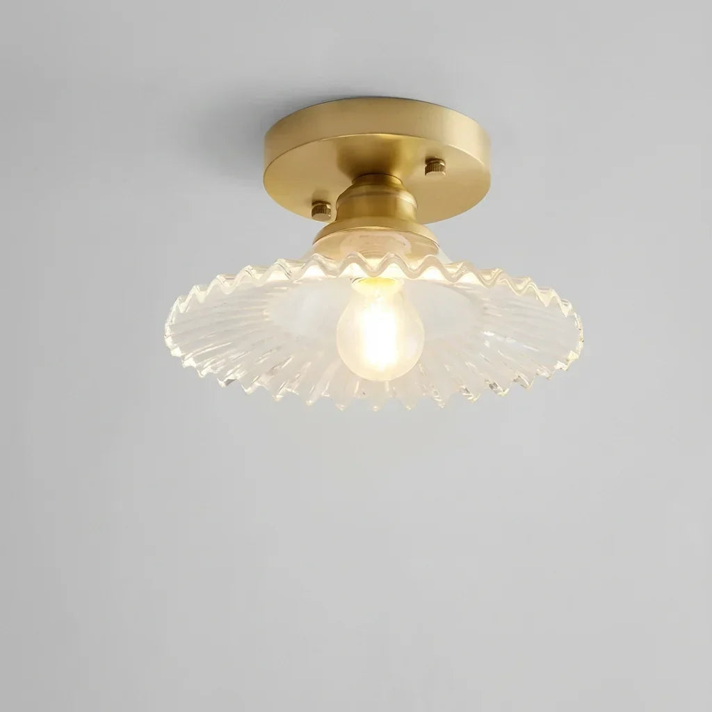 Geribbelde glazen plafondlamp als sfeervolle verlichting