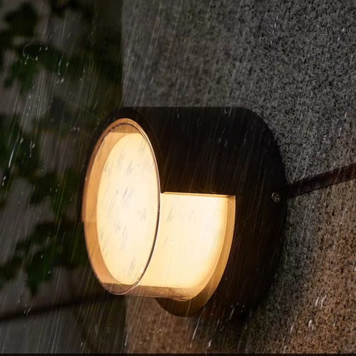 retro buitenwandlamp van aluminium met led in europese stijl aan een buitenmuur