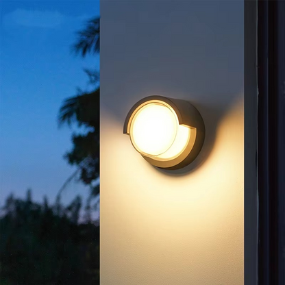 Zwarte aluminium buitenwandlamp met glazen kap en warm LED-licht