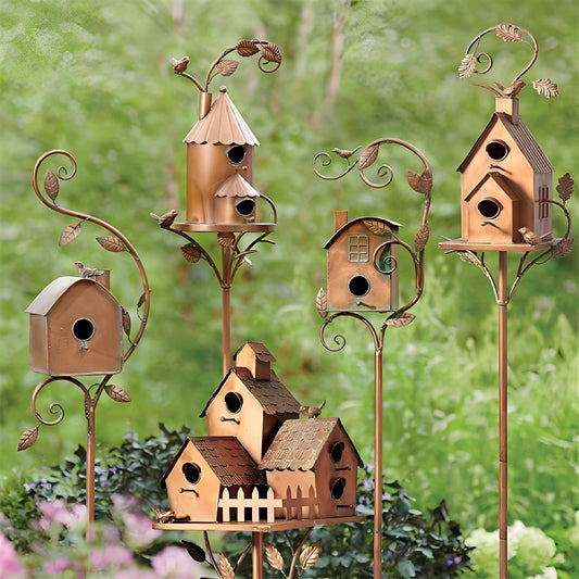 Metalen tuinsteker met vogelhuisje als decoratie in de tuin