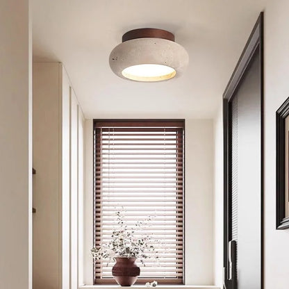 Detail van de travertin plafondlamp met natuurlijke steenstructuur
