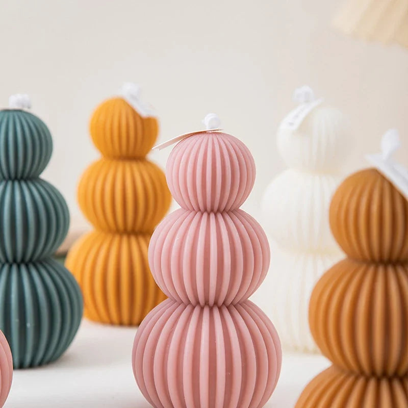 Ronde geurkaars met golfbalstructuur als origineel woonaccessoire