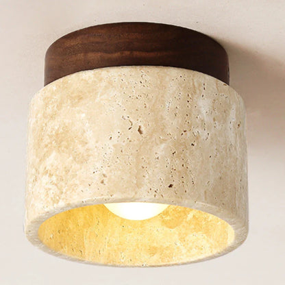 Plafondlamp van gips en hout passend in een strak interieur