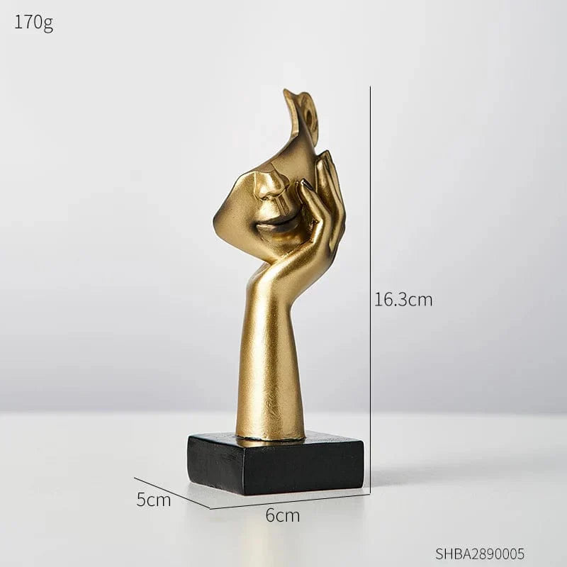 Close-up van decoratieve sculptuur met abstracte gezichtsdetails