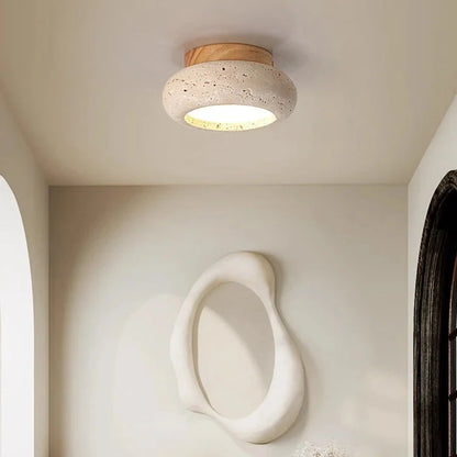 Decoratieve plafondlamp met travertin, hout en zacht licht