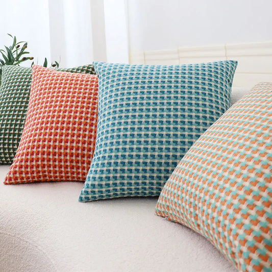 Geometrische kussenhoes in contrastkleuren van 45x45 cm op een bank