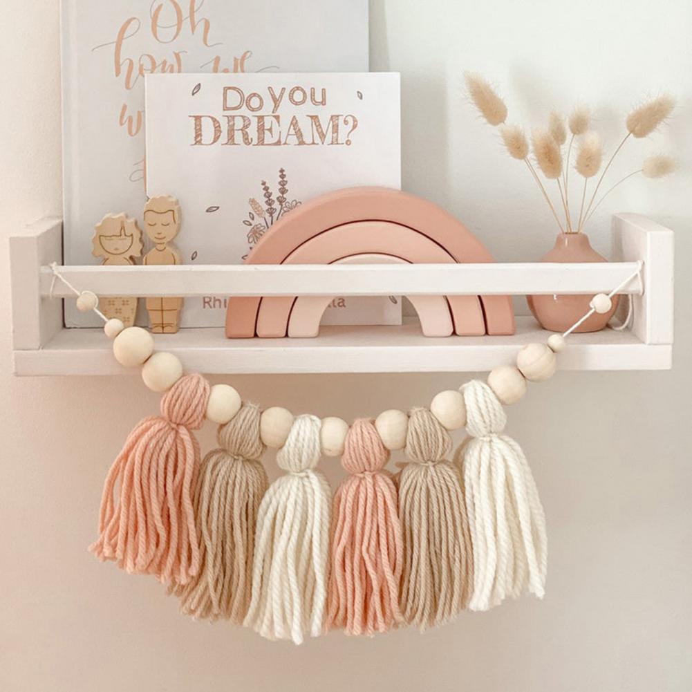 houten kralenslinger als sfeervolle decoratie voor de babykamer