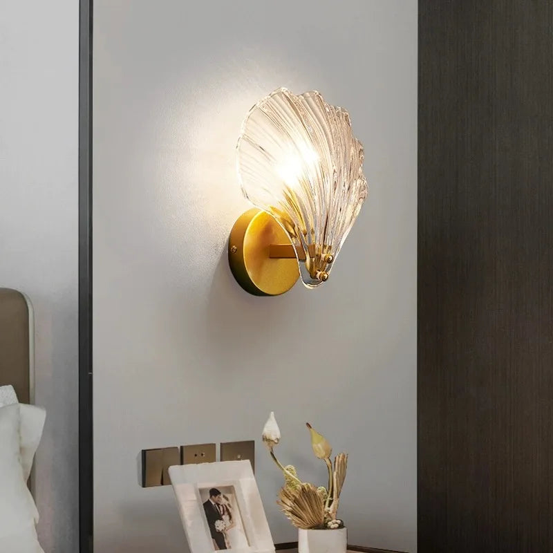 decoratieve glazen wandlamp in schelpvorm aan de muur