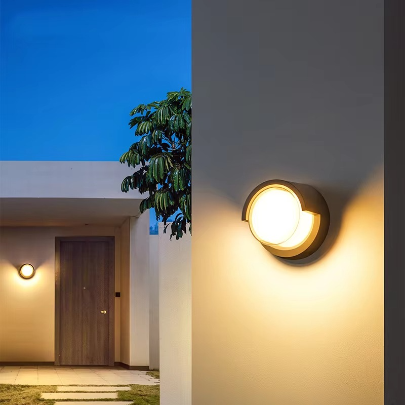 Buitenwandlamp in klassieke stijl gemonteerd naast een voordeur