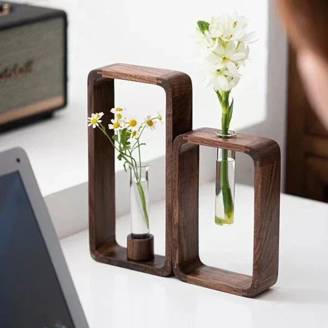 moderne vaas met glasbuizen en houten standaard voor plantenstekjes
