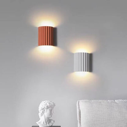 Stijlvol halfrond wandlamp van hars voor een moderne woonkamer