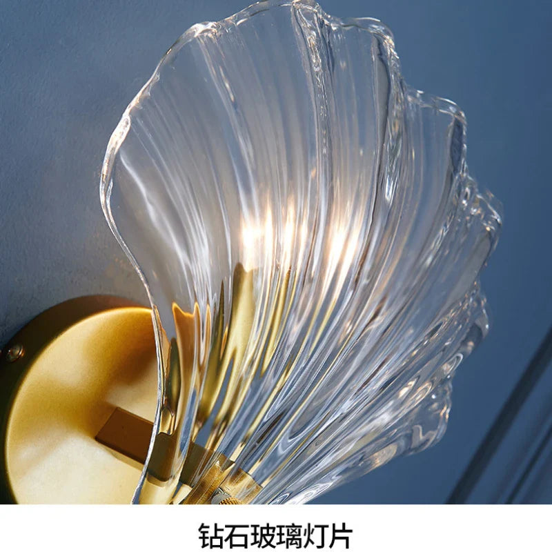 Detail van glazen schelpvormige wandlamp met verfijnde afwerking