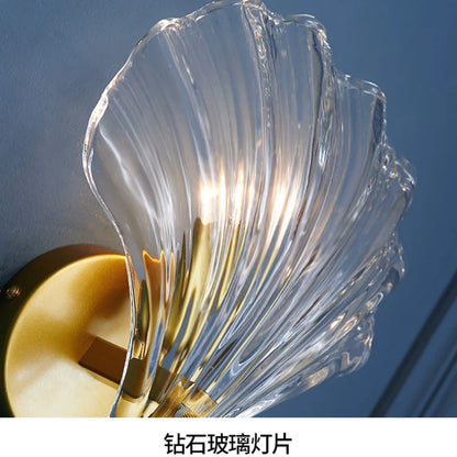 Detail van glazen schelpvormige wandlamp met verfijnde afwerking