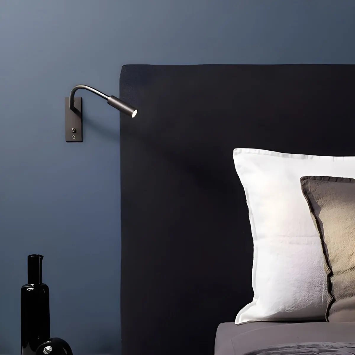 Wand leeslamp naast een bed met warm licht voor avondlezen