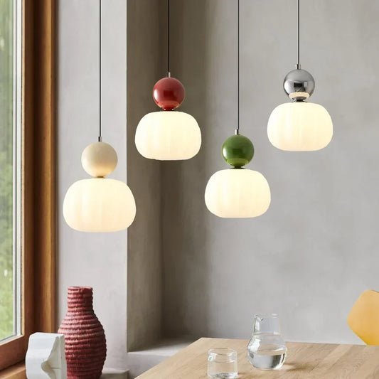 Art-decohanglamp met geometrisch vintage design in een stijlvol interieur