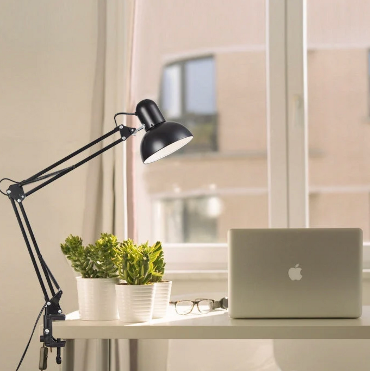 flexibele bureaulamp voor lezen en werken aan een bureau