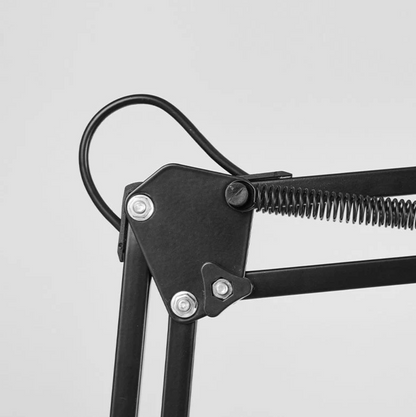 Bureaulamp met klem in een moderne werkplek