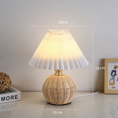 Bedlamp naast een bed met warme sfeerverlichting