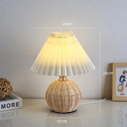 Bedlamp Met Geplooide Kap En Accent Van Vlechtwerk