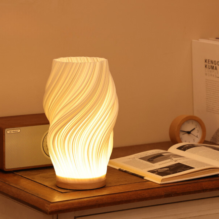 Compacte designlamp met golfvorm voor op tafel, kast of nachtkastje