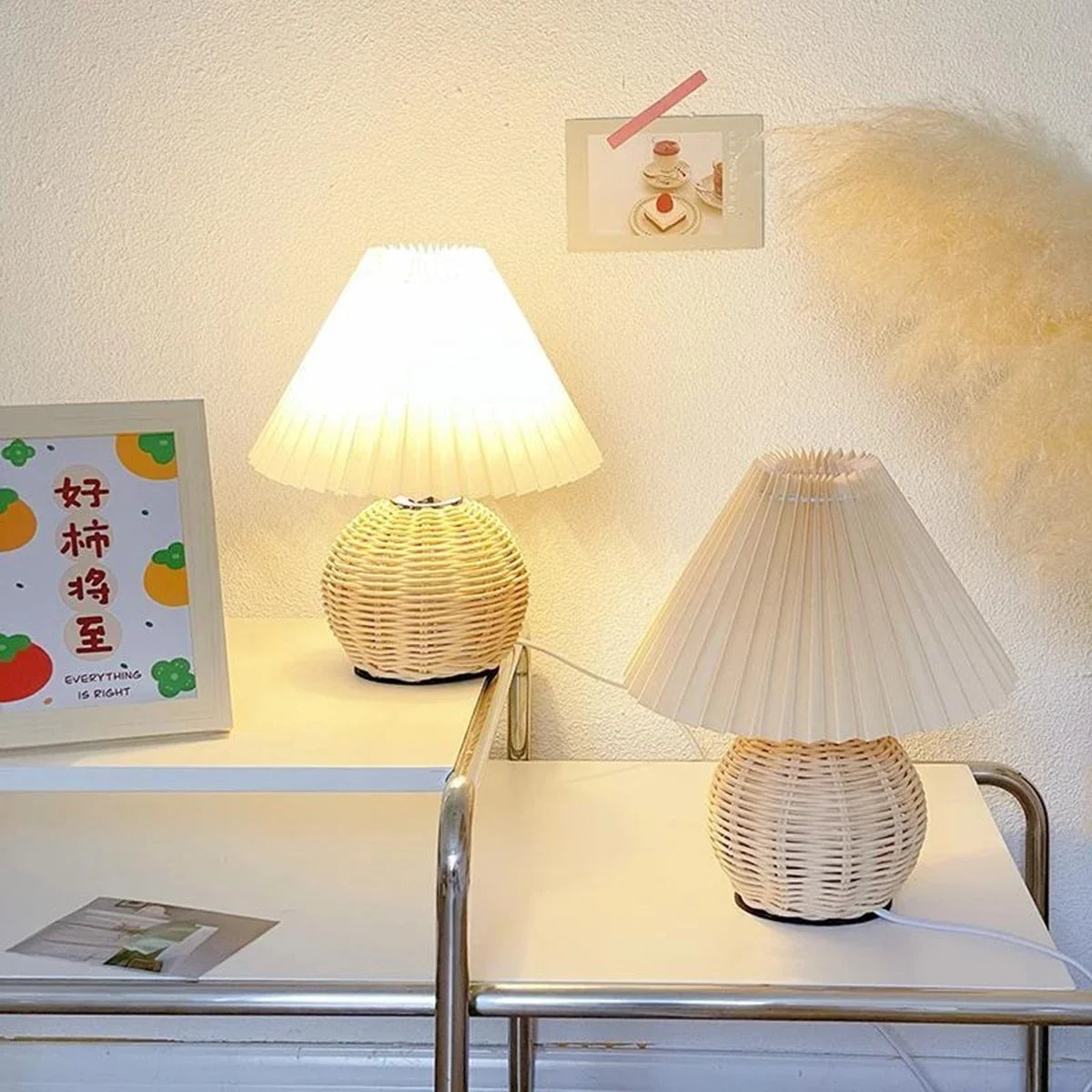Bedlamp die zacht licht verspreidt in de slaapkamer