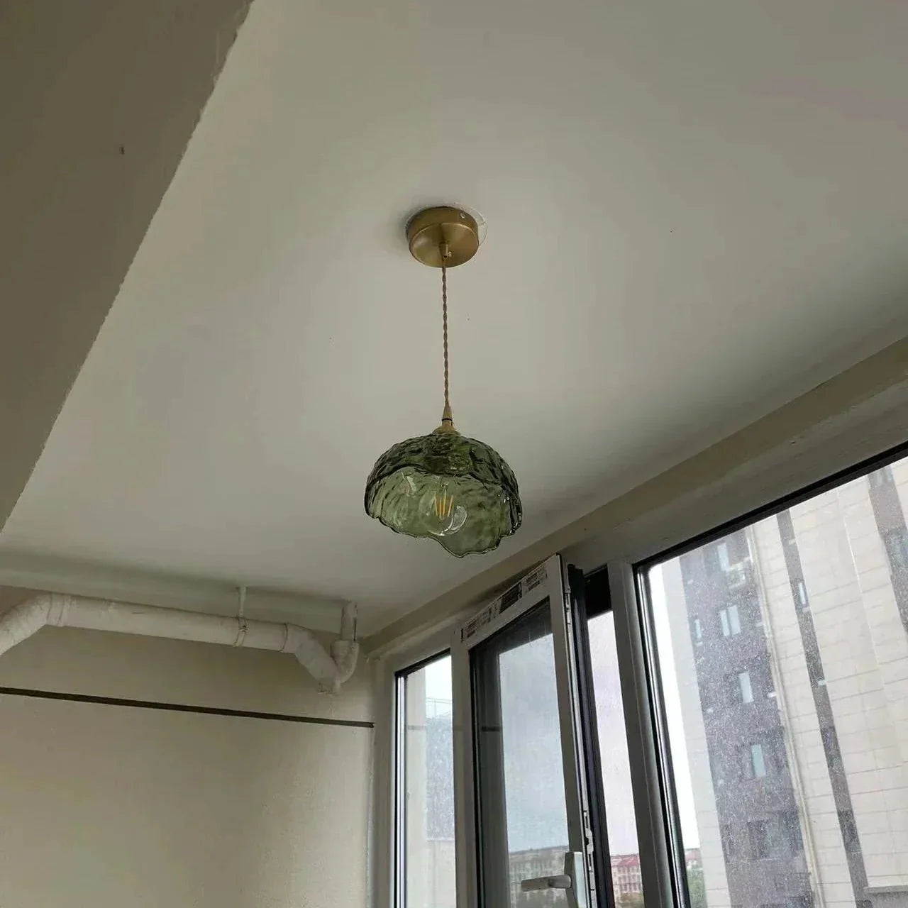 elegante messingen glazen hanglamp met een uniek ontwerp