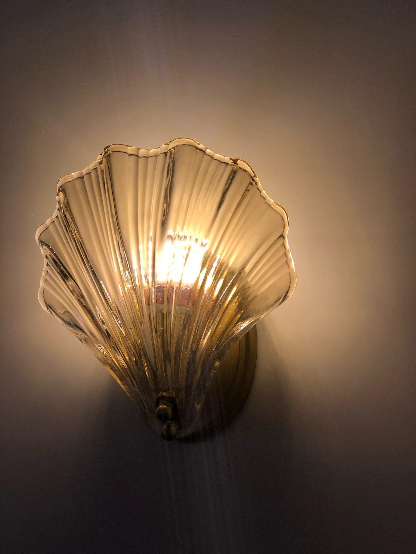 elegante wandlamp in schelpdesign