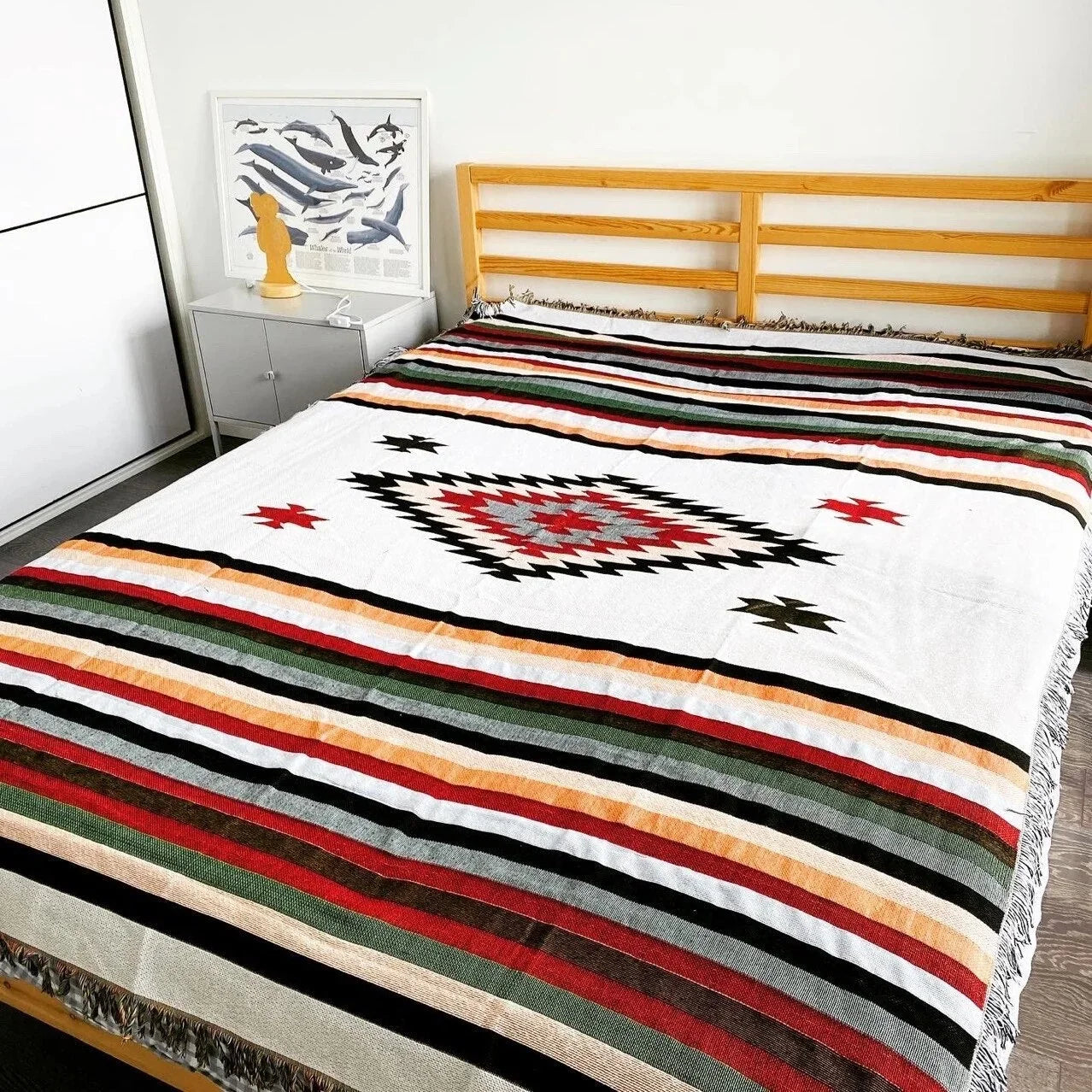 bankdeken gedrapeerd over een sofa in een sfeervol interieur