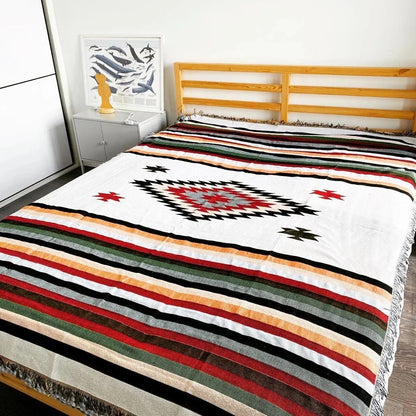 Bankdeken gedrapeerd over een sofa in een sfeervol interieur