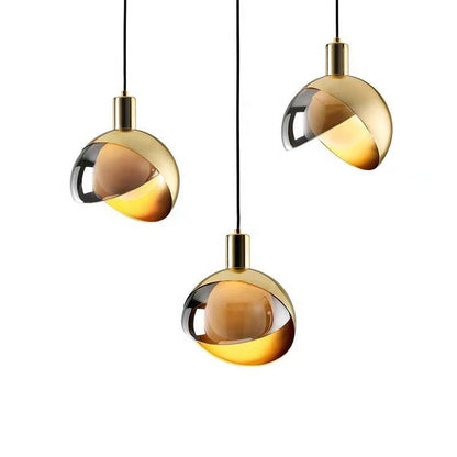 Stijlvolle moderne gouden glazen hanglamp voor een elegante sfeer