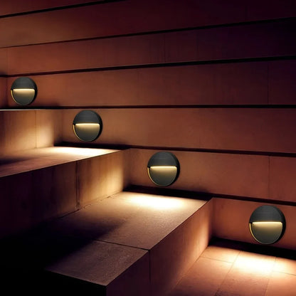 Warmwitte ledverlichting gemonteerd aan de zijkant van een buitentrap