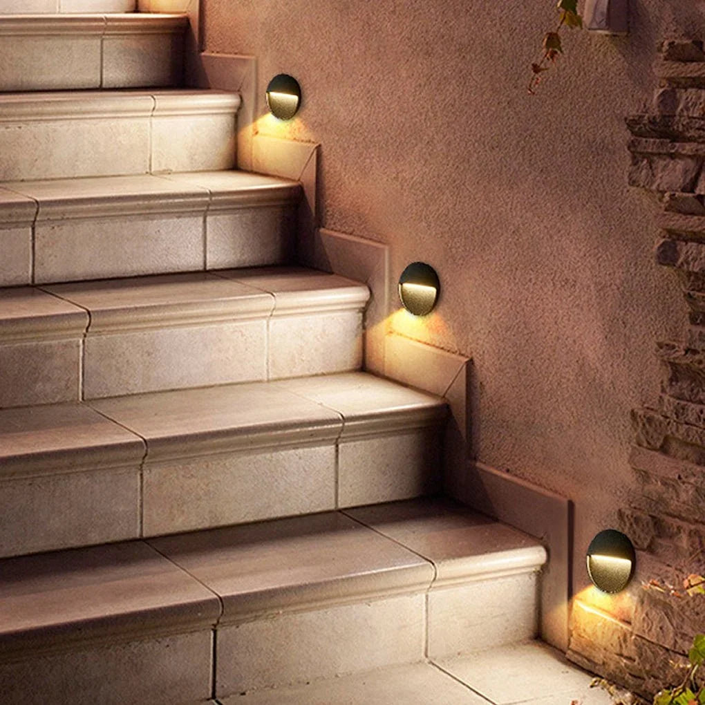Moderne aluminium trapverlichting voor een veilige buitenruimte