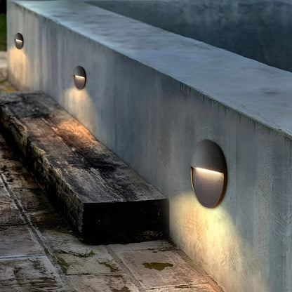 Detail van een aluminium led-lamp voor buitentrappen