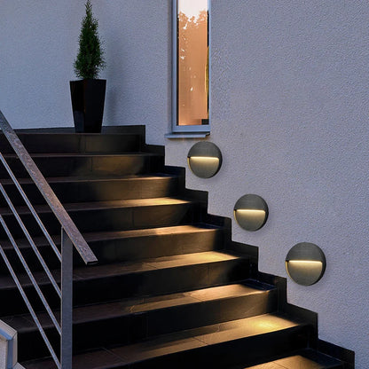 Buitentrap met gelijkmatige warmwitte led-verlichting